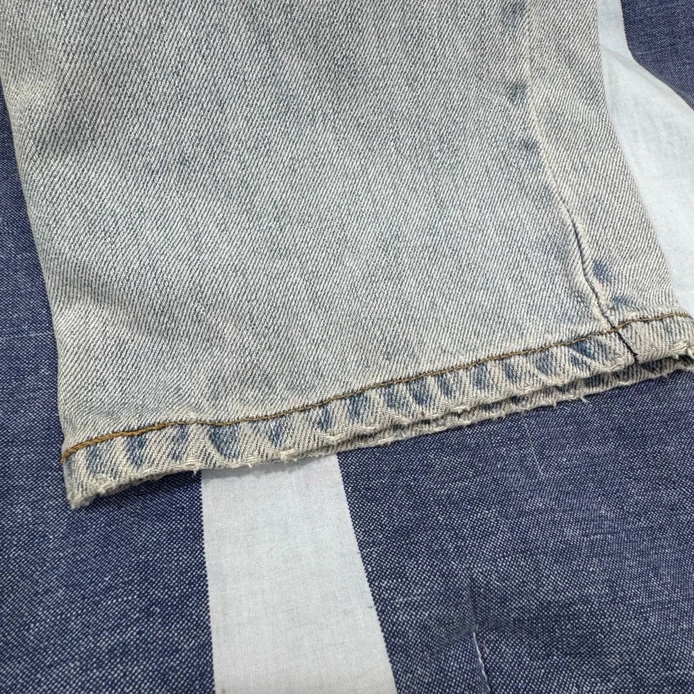 Vintage Levi's Men's Classic Light Blue Straight Jeans - Picture 12 of 16